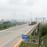 Cửa khẩu cầu Bắc Luân II mở cửa trở lại, lượng xe thông quan còn hạn chế
